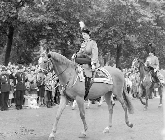 Elizabeth II montait à cheval à Balmoral, l'une de ses activités préférées lorsqu'elle était jeune