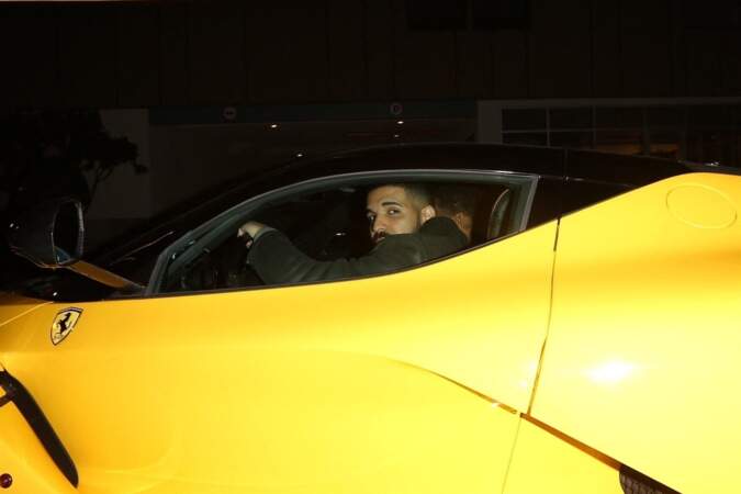Drake dans sa Ferrari Laferrari jaune