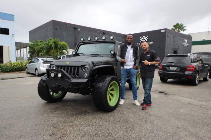 Usain Bolt devant sa Jeep personnalisée par la société Autofirm