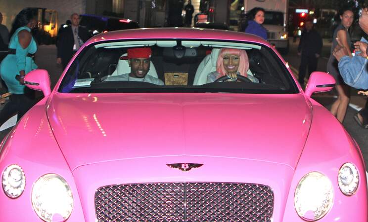 Nicki Minaj dans sa Bentley GT rose, estimée à plus de 200 000 €