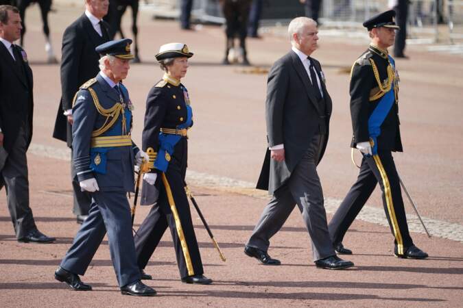 Procession du cercueil de la reine Elizabeth II : le roi Charles III, sa sœur, la princesse Anne et ses deux frères, le prince Andrew (en tenue civile) et le prince Edward