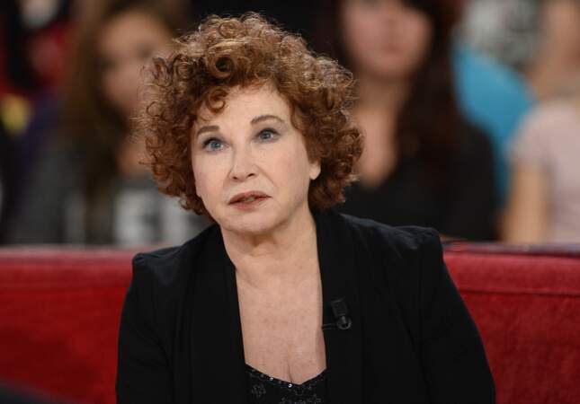 Marlène Jobert (74 ans) sur le plateau de l'émission Vivement Dimanche à Paris le 3 décembre 2014