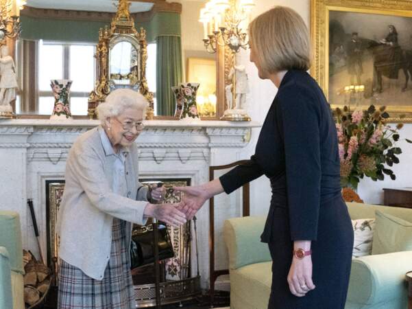 La reine Elizabeth II s'est éteinte au château de Balmoral le 8 septembre 2022. Cette photo où elle demande à Liz Truss, nouvelle Première ministre britannique de former un nouveau gouvernement est la dernière où apparaît la souveraine