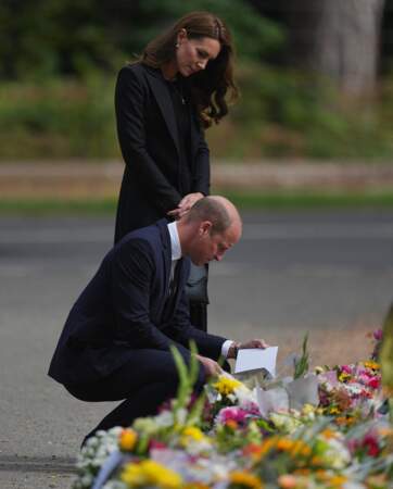 Le prince William et Kate Middleton lisent les messages laissés par les Britanniques devant Sandringham le 15 septembre 2022 en hommage à la reine Elizabeth II