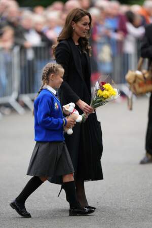 Kate Middleton accompagne une petite fille qui va déposer une peluche corgi en hommage à la reine Elizabeth II