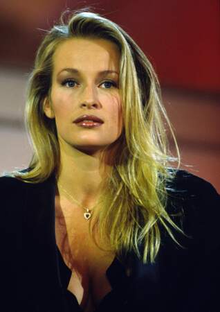 Estelle Lefébure sur un plateau de télévision en 1992 (26 ans)