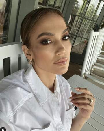 Jennifer Lopez fait partie des célébrités qui ont remis au goût du jour l'association du gloss nude avec un crayon marron pour offrir ce contraste rappelant les années 90