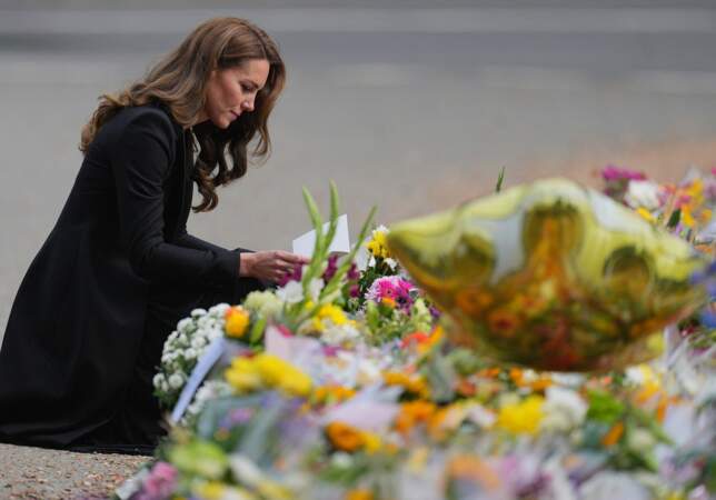 Kate Middleton lisant les messages laissés par les Britanniques devant Sandringham le 15 septembre 2022