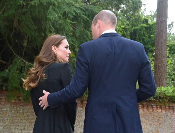 Le prince William s'autorise une marque d'affection envers Kate Middlleton lors de leur départ de Sandringham