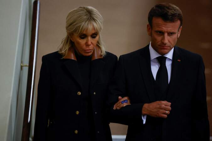 Brigitte et Emmanuel Macron se recueillent devant le cercueil de la reine Elizabeth II à Westminster