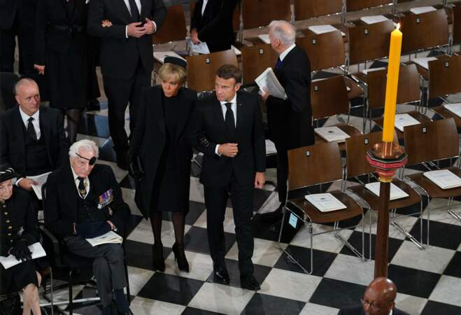 Le 19 septembre, Emmanuel et Brigitte Macron arrivent en l'abbaye de Westminster pour la messe en hommage à la reine Elizabeth II