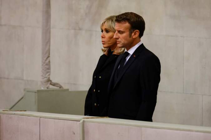 Brigitte et Emmanuel Macron se recueillent devant le cercueil de la reine Elizabeth II à Westminster