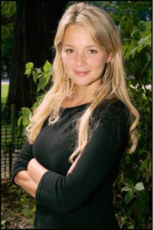 En 2004, Virginie Efira (27 ans) fait ses débuts à la télévision française en tant qu'animatrice chez M6
