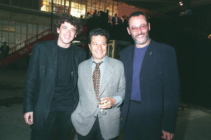 En 1992, Patrick Bruel (33 ans) pose avec Christian Clavier et Jean Reno pour les 100 ans de Cinéma de Gaumont à Nanterre.