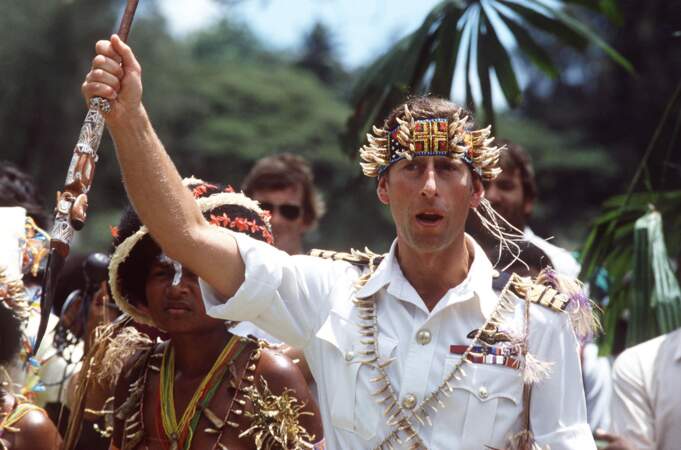 En 1984, le Prince Charles (32 ans) devenu le Roi Charles III d'Angleterre porte un costume traditionnel lors de sa visite en Papouasie Nouvelle Guinée.