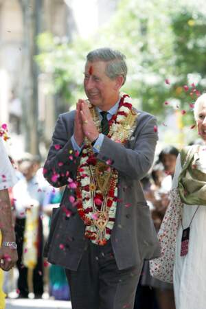 En 2006, le Prince Charles (54 ans) devenu le Roi Charles III d'Angleterre se balade à Jaipur en Inde avec la marque tilak sur son front.