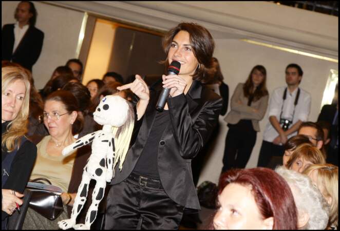 En 2007, Alessandra Sublet (31 ans) anime une vente aux enchères au profit de l'Unicef à Paris
