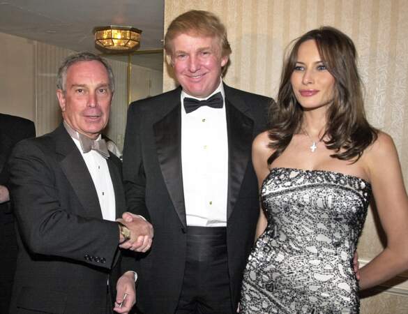 En 2001, Melania Knauss (31 ans) pose avec Donald Trump lors d'un dîner à Washington