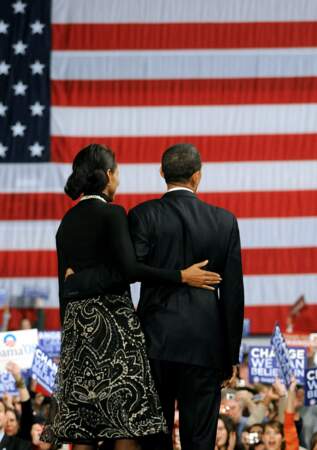 Barack Obama et Michelle saluent leurs partisans lors d'un rassemblement organisé le soir des résultats des élections primaires à Nashua, États-Unis, (2008)
