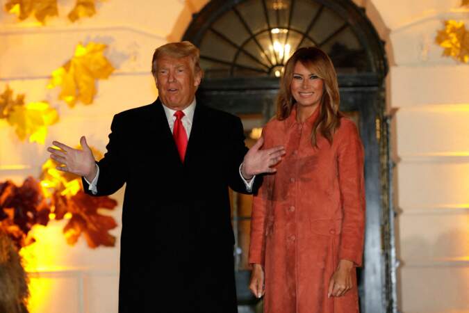 En 2020, la première dame Melania Trump et son époux le Président des Etats-Unis Donald Trump accueillent les enfants devant la Maison Blanche lors de la soirée d'Halloween