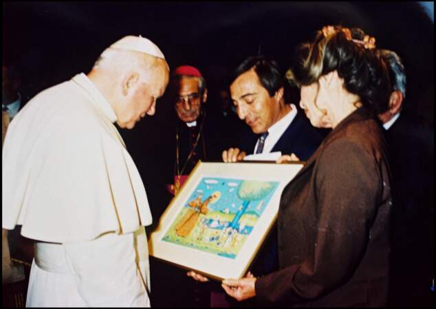 En 1994, Brigitte Bardot (60 ans) et son mari Allain Bougrain Dubourg remettent un tableau de Barberousse au Pape Jean Paul II