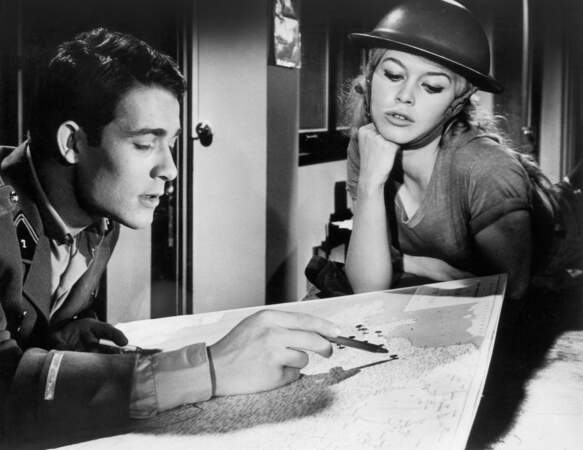 En 1959, Brigitte Bardot (26 ans) et Jacques Charrier dans le film Babette s'en va-t-en guerre