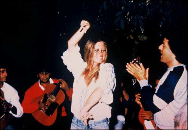 En 1969, Brigitte Bardot (35 ans) passe une soirée avec les Gipsy Kings à Saint-Tropez