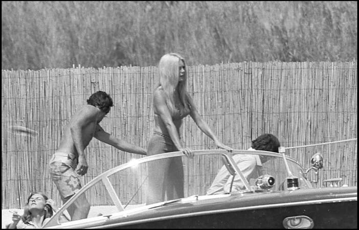 En 1967, Brigitte Bardot (33 ans) et Gunter Sachs sur un bateau à Saint-Tropez