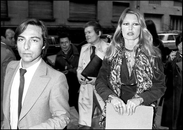 En 1981, Brigitte Bardot (47 ans) et son mari Allain Bougrain Dubourg arrivent sur un plateau de télévision