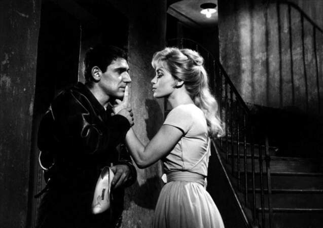 En 1959, Brigitte Bardot (26 ans) et Robert Hossein dans le film Des Femmes Disparaissent d'Edouard Molinaro