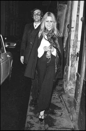 En 1968, Brigitte Bardot (34 ans) lors d'une soirée avec des amis à Paris. On la retrouve la même année au cinéma dans le western Shalako aux côtés de Sean Connery notamment 