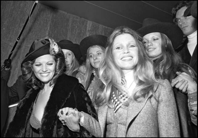 En 1971, Brigitte Bardot (37 ans) et Claudia Cardinale jouent dans le film Les Pétroleuses de Christian-Jaque