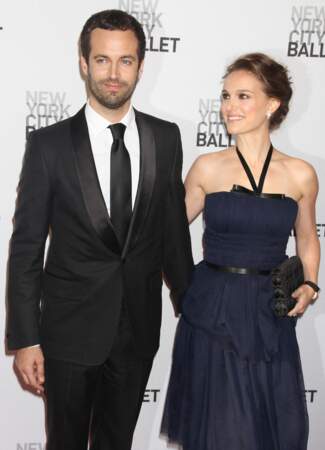 En 2010, Natalie Portman rencontre le danseur Benjamin Millepied sur le tournage de Black Swan. Ils se sont mariés 2 ans plus tard et ont eu deux enfants