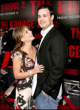 En 1997, Sarah Michelle Gellar rencontre Freddie Prinze Jr. sur le tournage de Souviens-toi l'été dernier... Toujours ensemble, ils sont parents de deux enfants