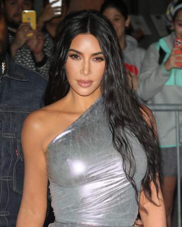 AVANT - En 2019, Kim Kardashian arbore une longue chevelure brune 