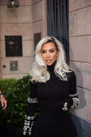 APRES - Kim Kardashian adopte le blond en Italie au défilé Dolce & Gabbana en 2022