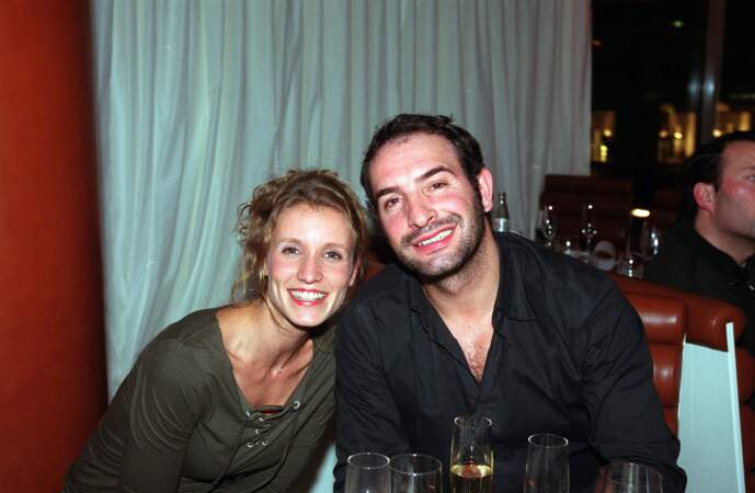 En 2003, Jean Dujardin (31 ans) se sépare de Gaëlle, la mère de ses deux enfants. Il est très complice  avec Alexandra Lamy avec qui il forme un des couples préférés des Français à la télévision