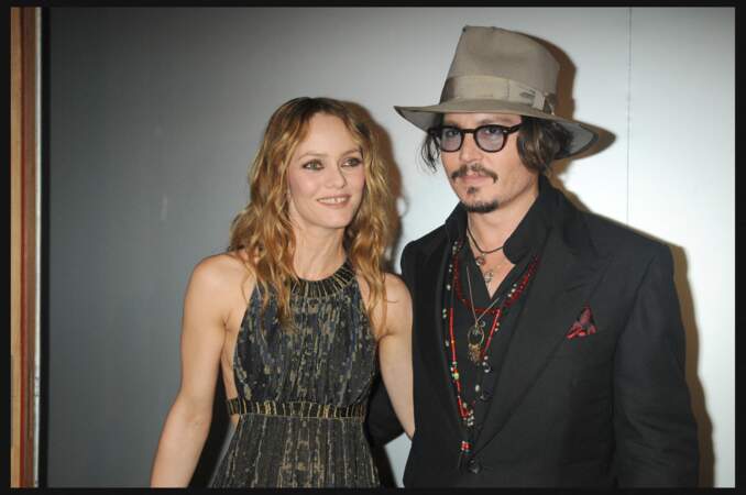 Johnny Depp tombe sous le charme de Vanessa Paradis lors d'une soirée en 1998. Ils ont deux enfants ensemble. Ils se séparent en 2012 mais restent très proches