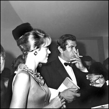 En 1964, Jane Fonda craque pour le réalisateur français Roger Vadim sur le tournage de La Ronde. Elle l'épouse en 1967 mais souffre des infidélités du réalisateur. Le couple se sépare après 5 ans de mariage