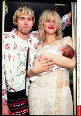 Kurt Cobain et Courtney Love, Courtney apprend qu'elle est enceinte de Kurt au début de l'année 1992, à la suite de quoi ils se marient, ils resteront mariés jusqu'au suicide du rockeur en 1994.