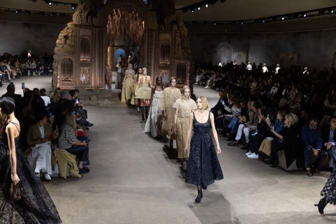 L'incroyable décor du défilé Dior printemps-été 2023 nous emmenait dans une atmosphère presque onirique