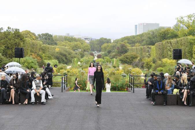 Le défilé Givenchy printemps-été 2023 s'est tenu en plein milieu du Jardin des Plantes