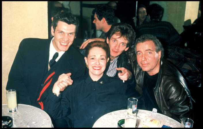 En 1992, Marc Lavoine (30 ans) lors d'une soirée avec Pierre Palmade, Fabienne Thibeault et Bernard Lavilliers à Paris
