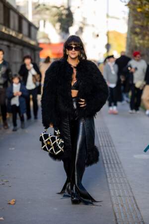 La fondatrice de Joys, Gili Biegun porte un sac Valentino et une tenue noire à la sortie du défilé Akris pour la Fashion Week Paris 2022