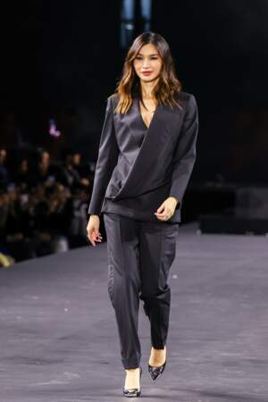 Le défilé Walk Your Worth par L'Oréal lors de la fashion week de Paris : Gemma Chan