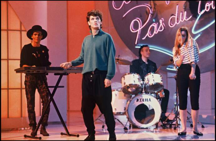 En 1986, Marc Lavoine (24 ans) chante sur un plateau TV. Cette année-là naît son fils Simon Lavoine