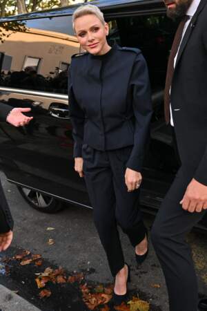 La Princesse Charlène de Monaco porte un tailleur noir Akris pour le défilé de la marque Akris lors de la Fashion Week 2022 à Paris