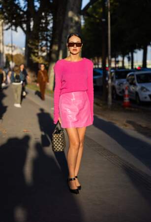 Le mannequin Karina Bik vêtue de rose à la sortie du défilé Akris durant la Fashion Week Paris 2022