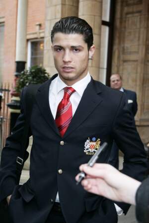 Cristiano Ronaldo (23 ans) se promène à Londres vêtu d'un blaser et d'une cravate en 2008