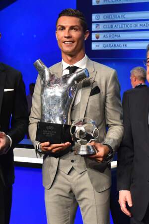 Cristiano Ronaldo (32 ans), le joueur portugais du Real Madrid, reçoit le trophée du meilleur joueur de la saison 2016/2017 en 2017